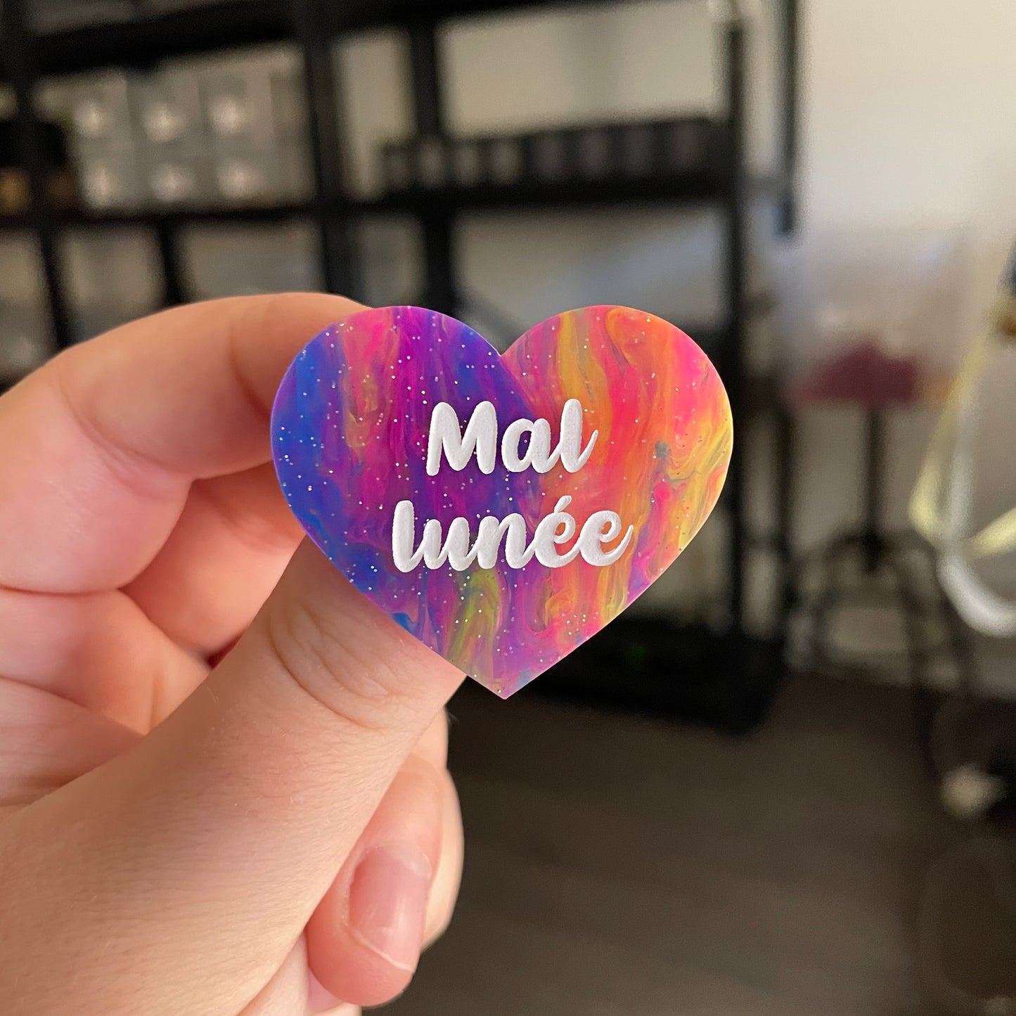 Broche "Mal lunée" en acrylique semi transparente marbrée multicolore