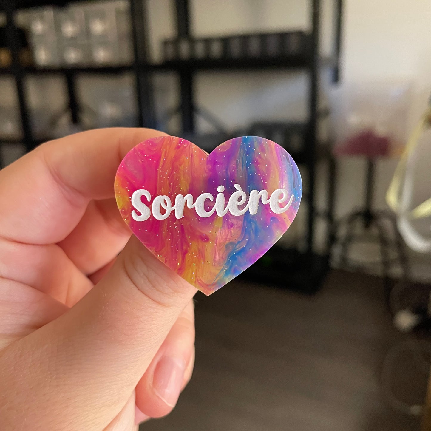 Broche "Sorcière" en acrylique semi transparente marbrée multicolore