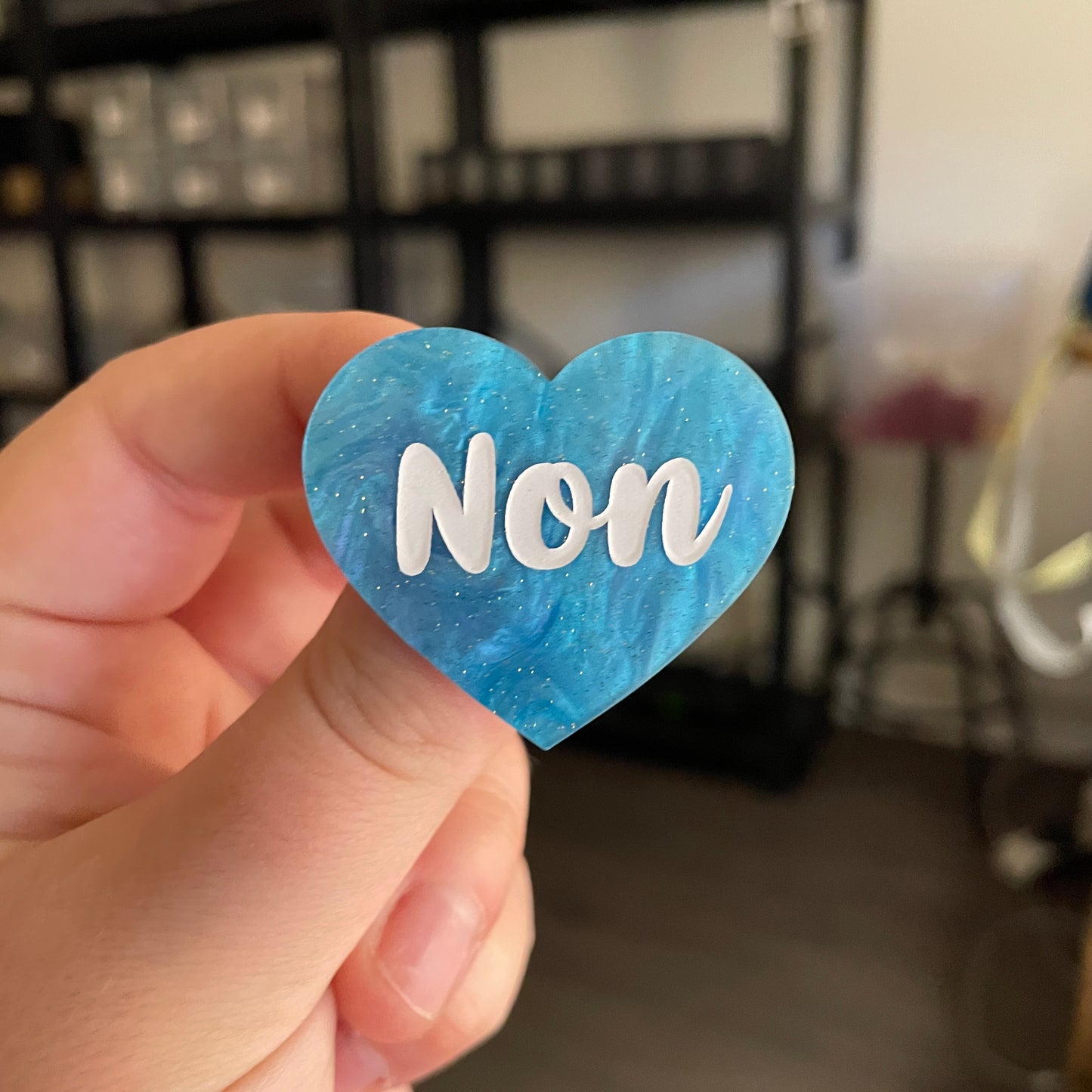Broche "Non" en acrylique marbrée bleue à paillettes