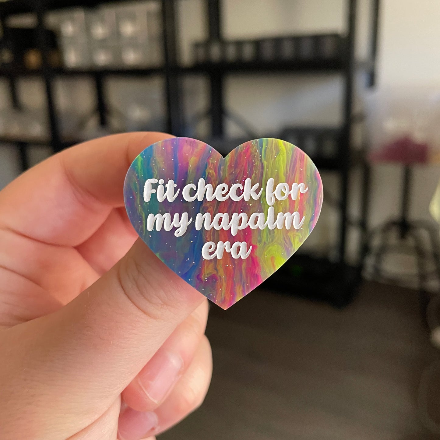 Broche "Fit check for my napalm era" en acrylique semi transparente marbrée multicolore