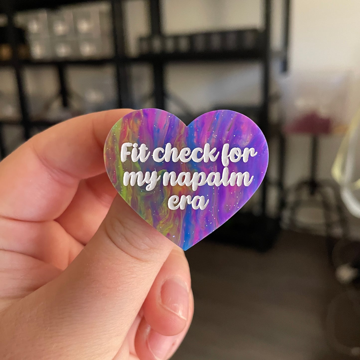Broche "Fit check for my napalm era" en acrylique semi transparente marbrée multicolore