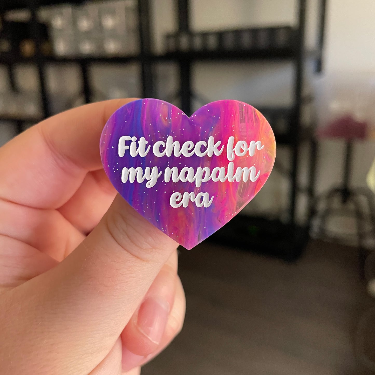 Broche "Fit check for my napalm era" en acrylique semi transparente marbrée multicolore