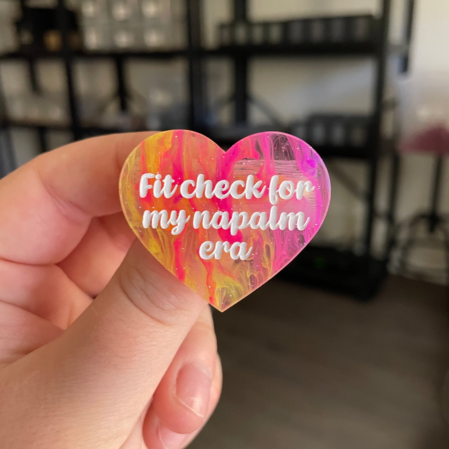 Broche "Fit check for my napalm era" en acrylique semi transparente marbrée multicolore