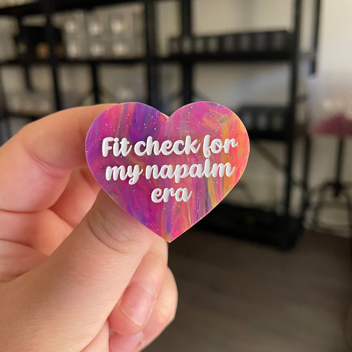 Broche "Fit check for my napalm era" en acrylique semi transparente marbrée multicolore