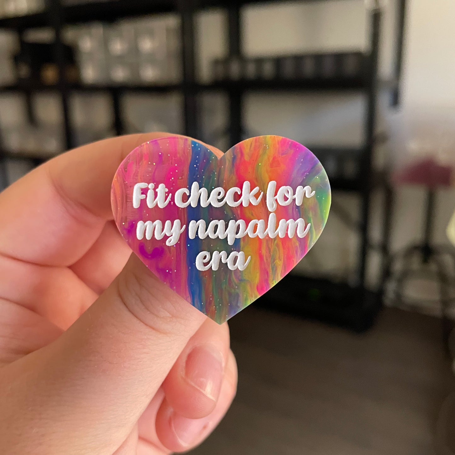 Broche "Fit check for my napalm era" en acrylique semi transparente marbrée multicolore