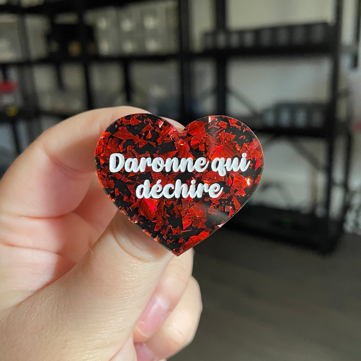 [CONTRÔLE TECHNIQUE] Broche "Daronne qui déchire" en acrylique noire avec des éclats de confettis rouges
