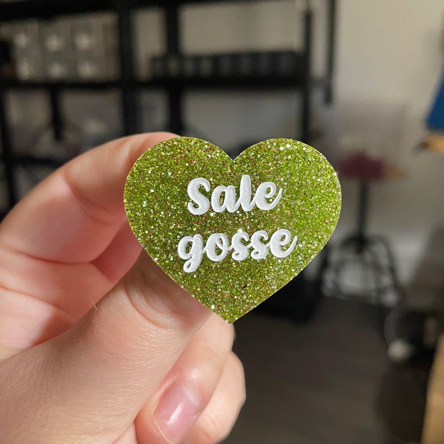 [CONTRÔLE TECHNIQUE] Broche "Sale gosse" en acrylique à paillettes vertes