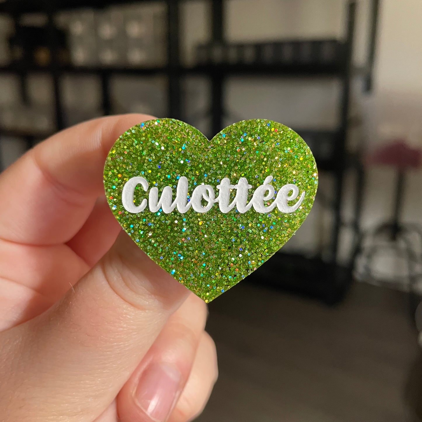 [CONTRÔLE TECHNIQUE] Broche "Culottée" en acrylique à paillettes vertes
