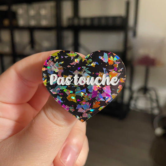 [CONTRÔLE TECHNIQUE] Broche "Pas touche" en acrylique noire avec des éclats de confettis multicolores