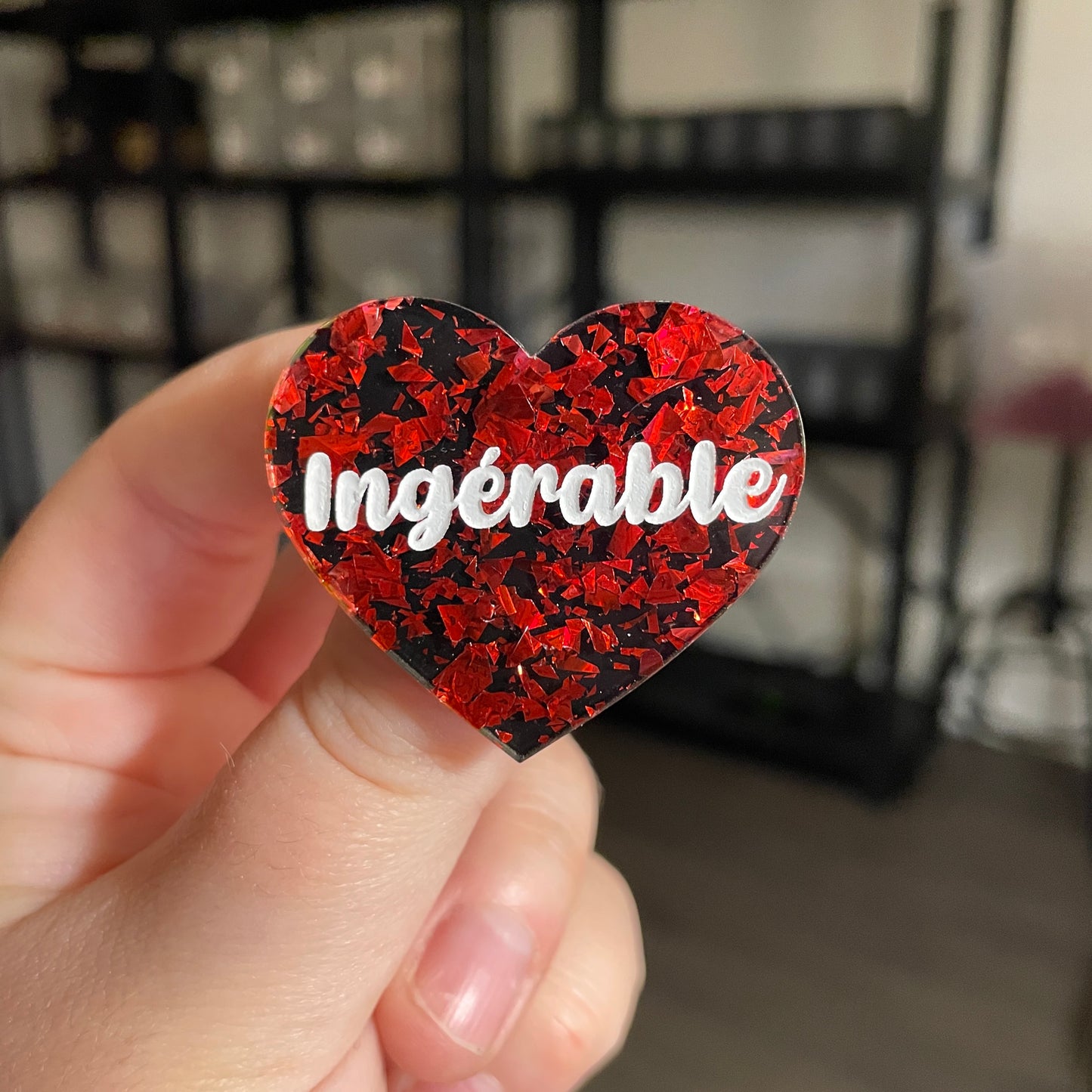 [CONTRÔLE TECHNIQUE] Broche "Ingérable" en acrylique noire avec des éclats de confettis rouges