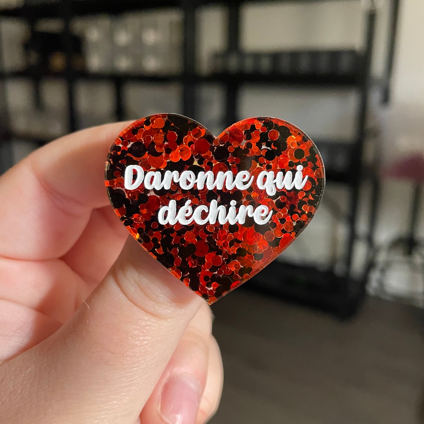 [CONTRÔLE TECHNIQUE] Broche "Daronne qui déchire" en acrylique semi transparente avec des pois rouges et noirs
