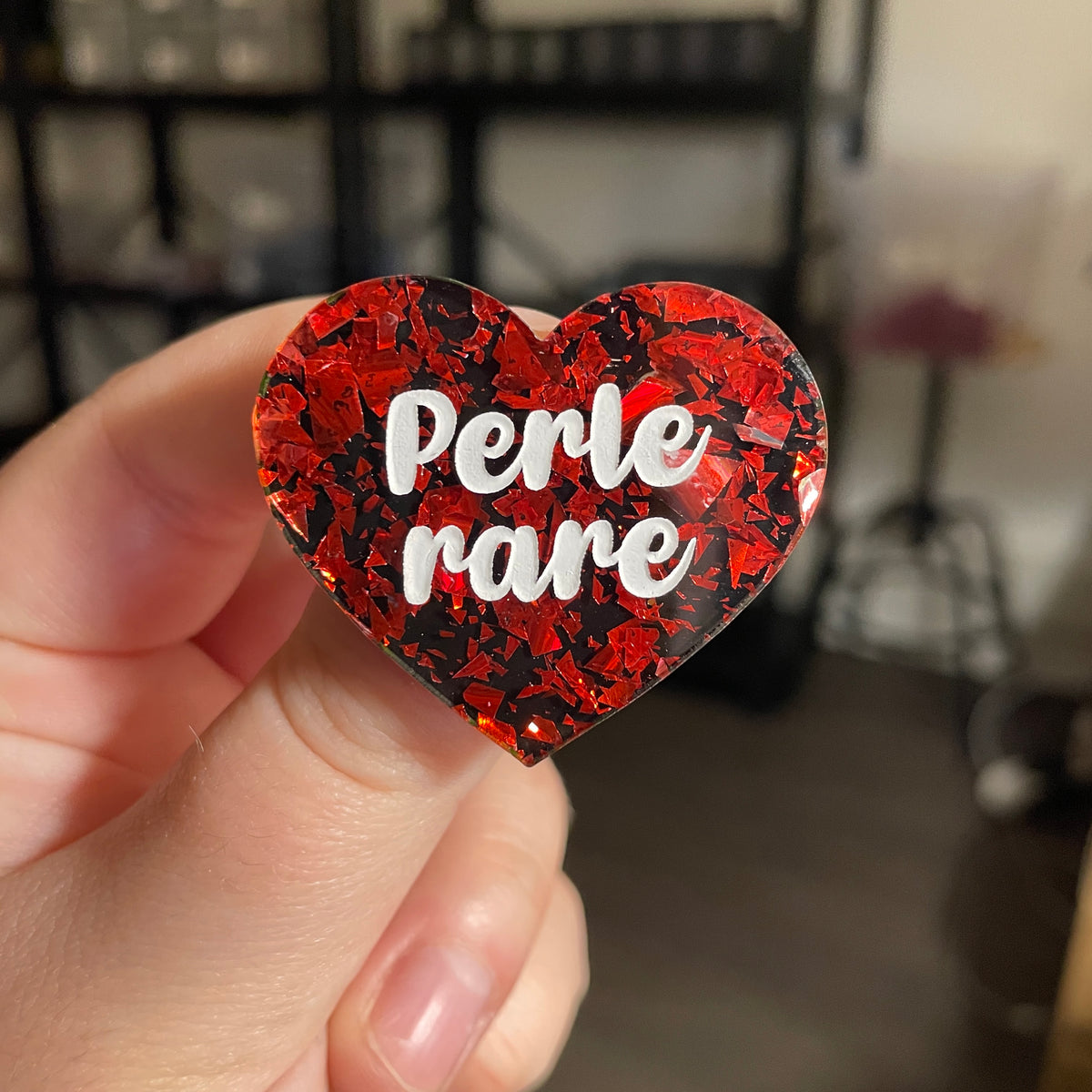 [CONTRÔLE TECHNIQUE] Broche "Perle rare" en acrylique noire avec des éclats de confettis rouges