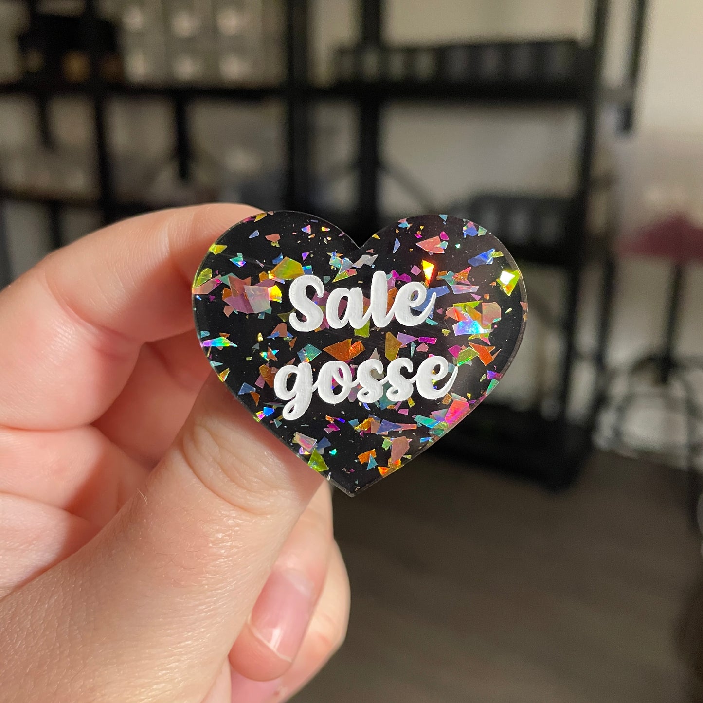 [CONTRÔLE TECHNIQUE] Broche "Sale gosse" en acrylique noire avec des éclats de confettis multicolores