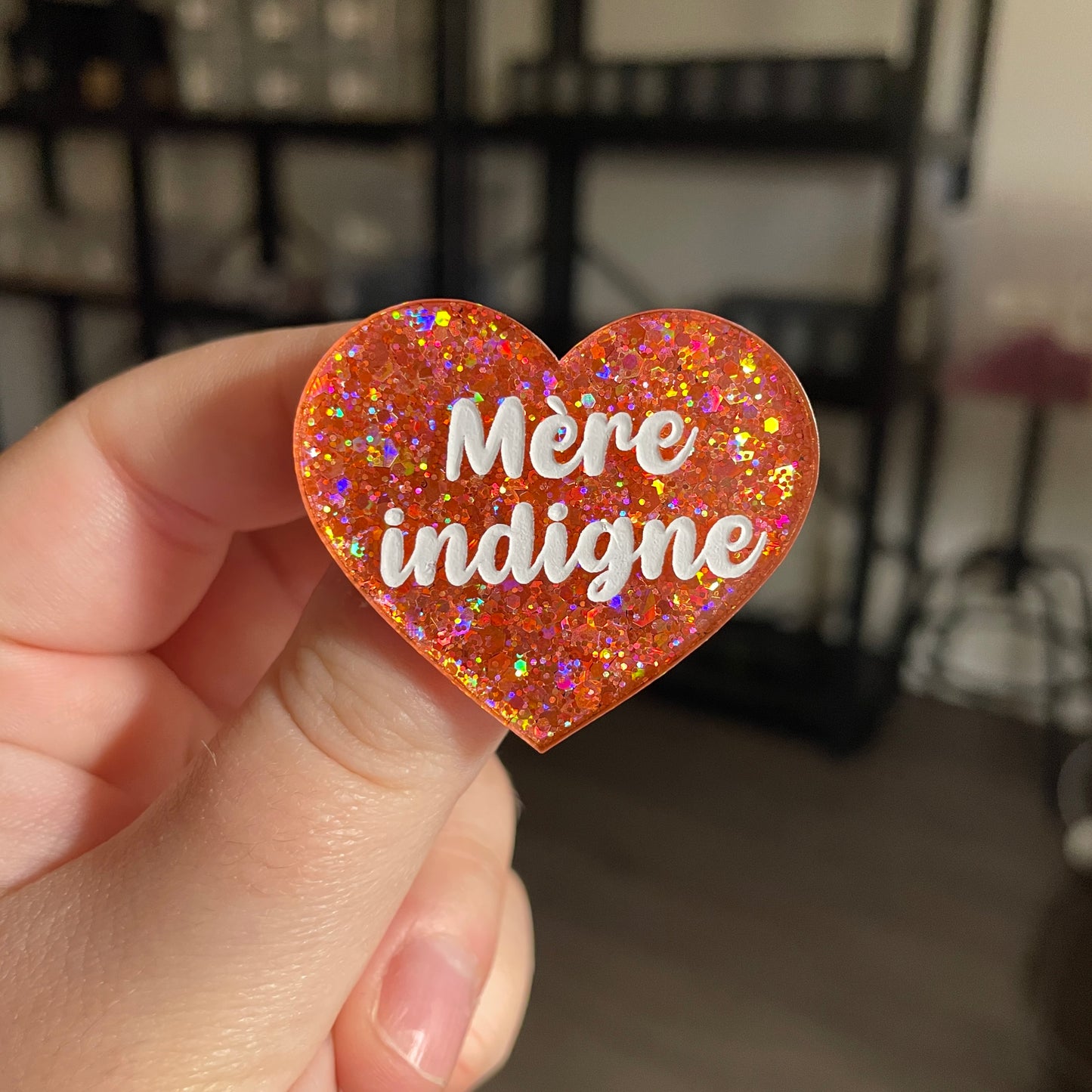 [CONTRÔLE TECHNIQUE] Broche "Mère indigne" en acrylique semi transparente avec des paillettes corail