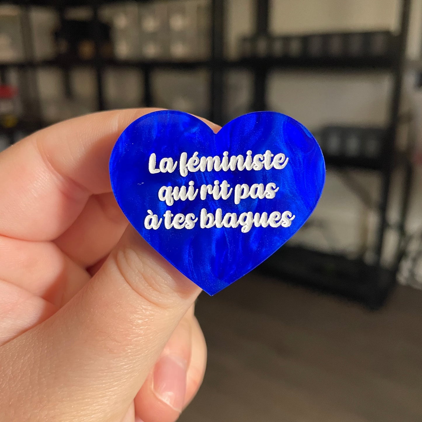 [CONTRÔLE TECHNIQUE] Broche "La féministe qui rit pas à tes blagues" en acrylique marbrée bleue