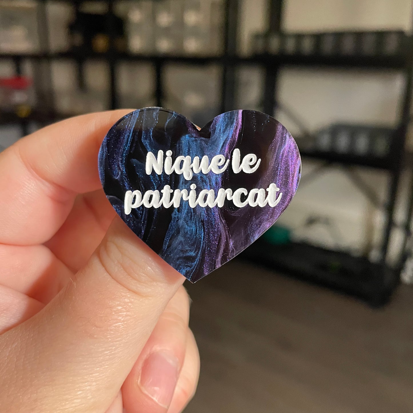 [CONTRÔLE TECHNIQUE] Broche "Nique le patriarcat" en acrylique marbrée bleue, noire et violette
