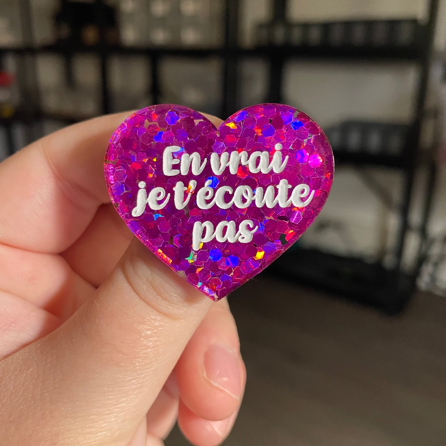 [CONTRÔLE TECHNIQUE] Broche "En vrai je t'écoute pas" en acrylique semi transparente avec des confettis fuchsia