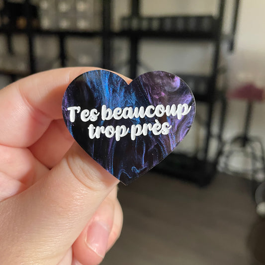 [CONTRÔLE TECHNIQUE] Broche "T'es beaucoup trop près" en acrylique marbrée bleue, noire et violette