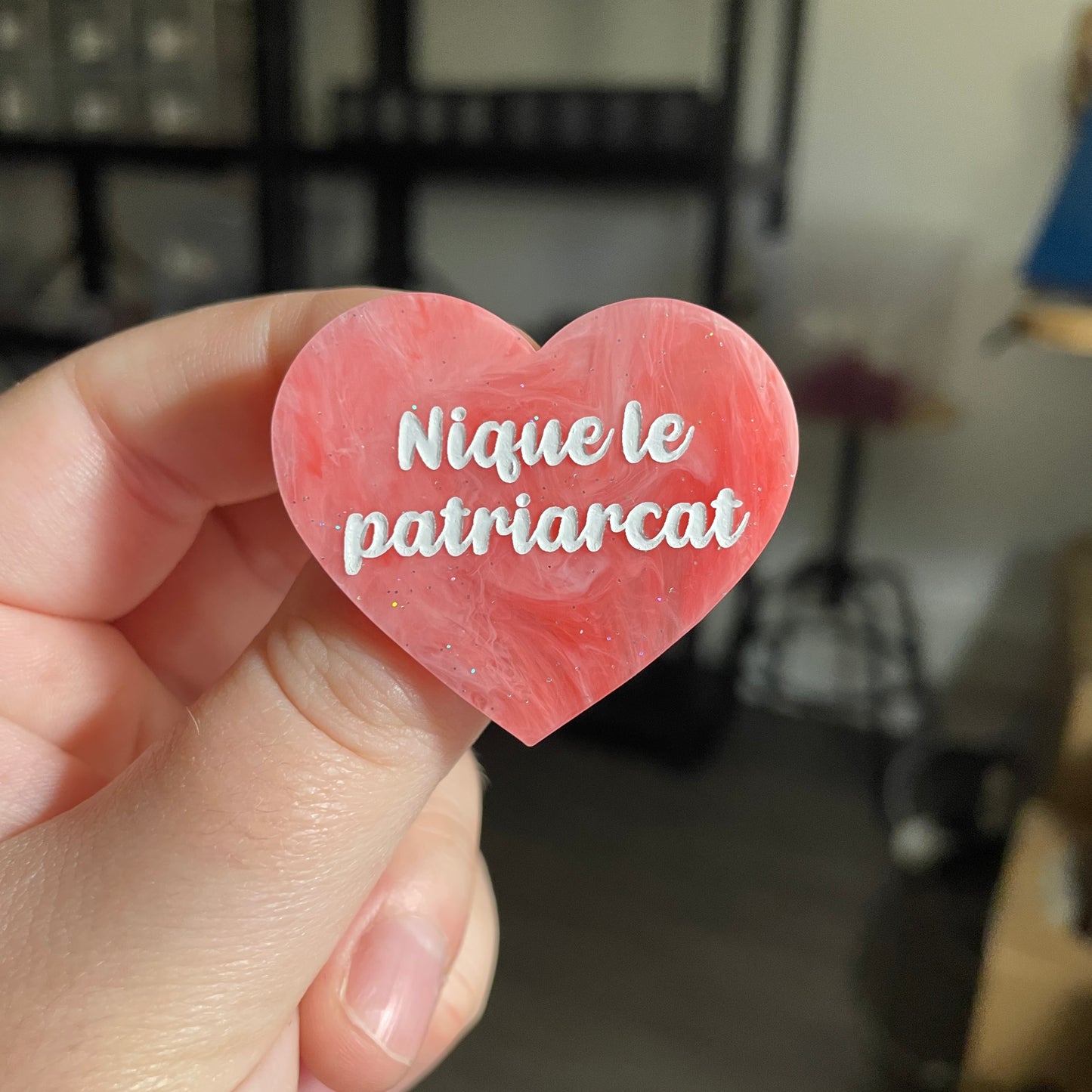 [CONTRÔLE TECHNIQUE] Broche "Nique le patriarcat" en acrylique marbrée rouge, rose et blanche
