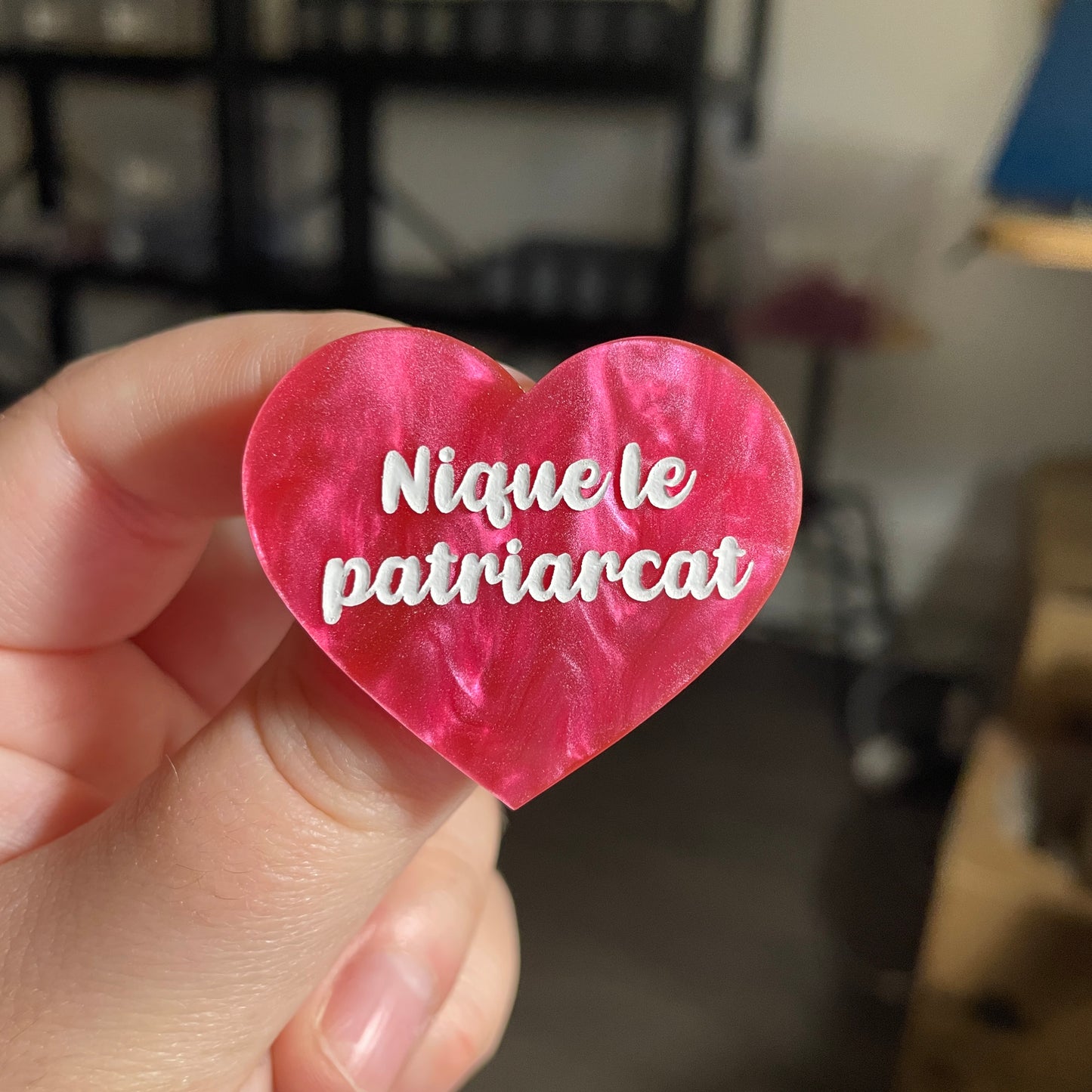 [CONTRÔLE TECHNIQUE] Broche "Nique le patriarcat" en acrylique marbrée rose