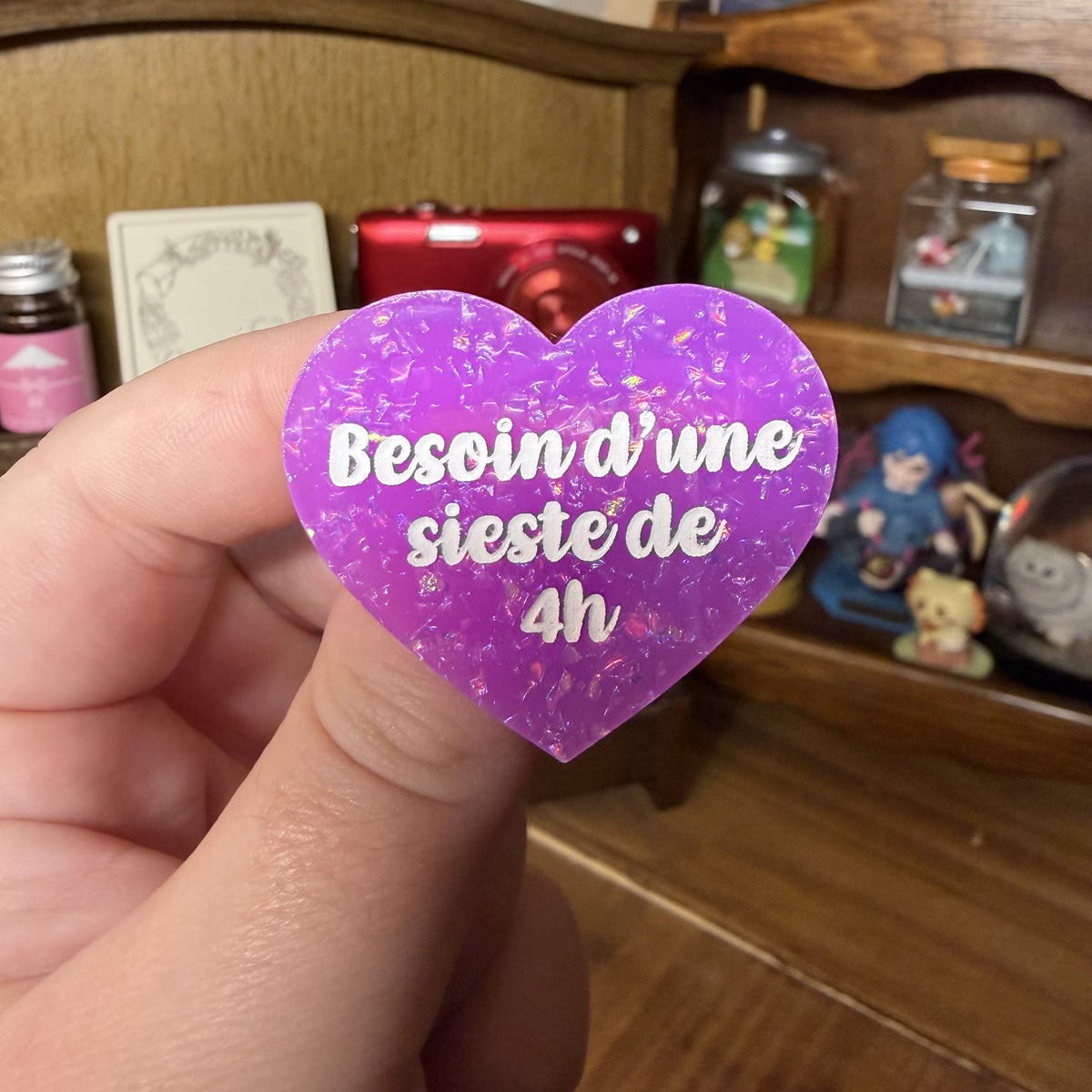 Broche "Besoin d'une sieste de 4h" en acrylique violette avec des paillettes holographiques