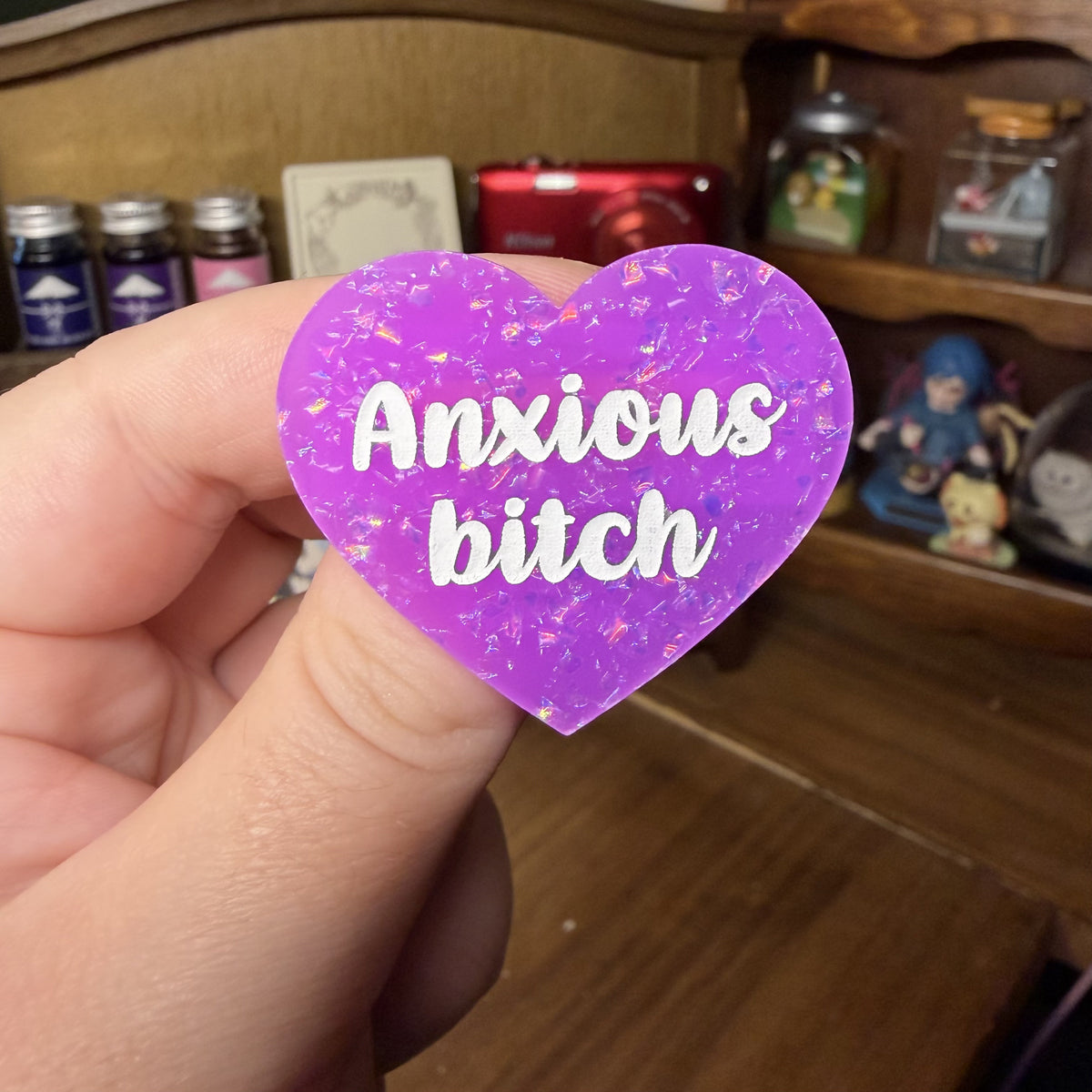 Broche "Anxious bitch" en acrylique violette avec des paillettes holographiques