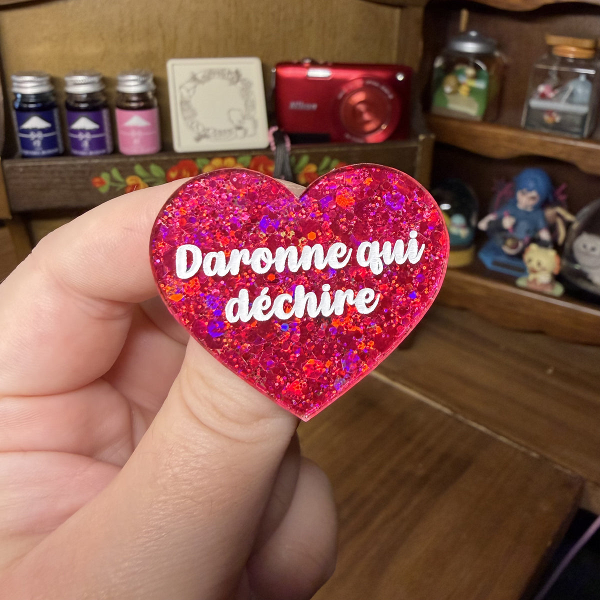 Broche "Daronne qui déchire" en acrylique à paillettes rouges
