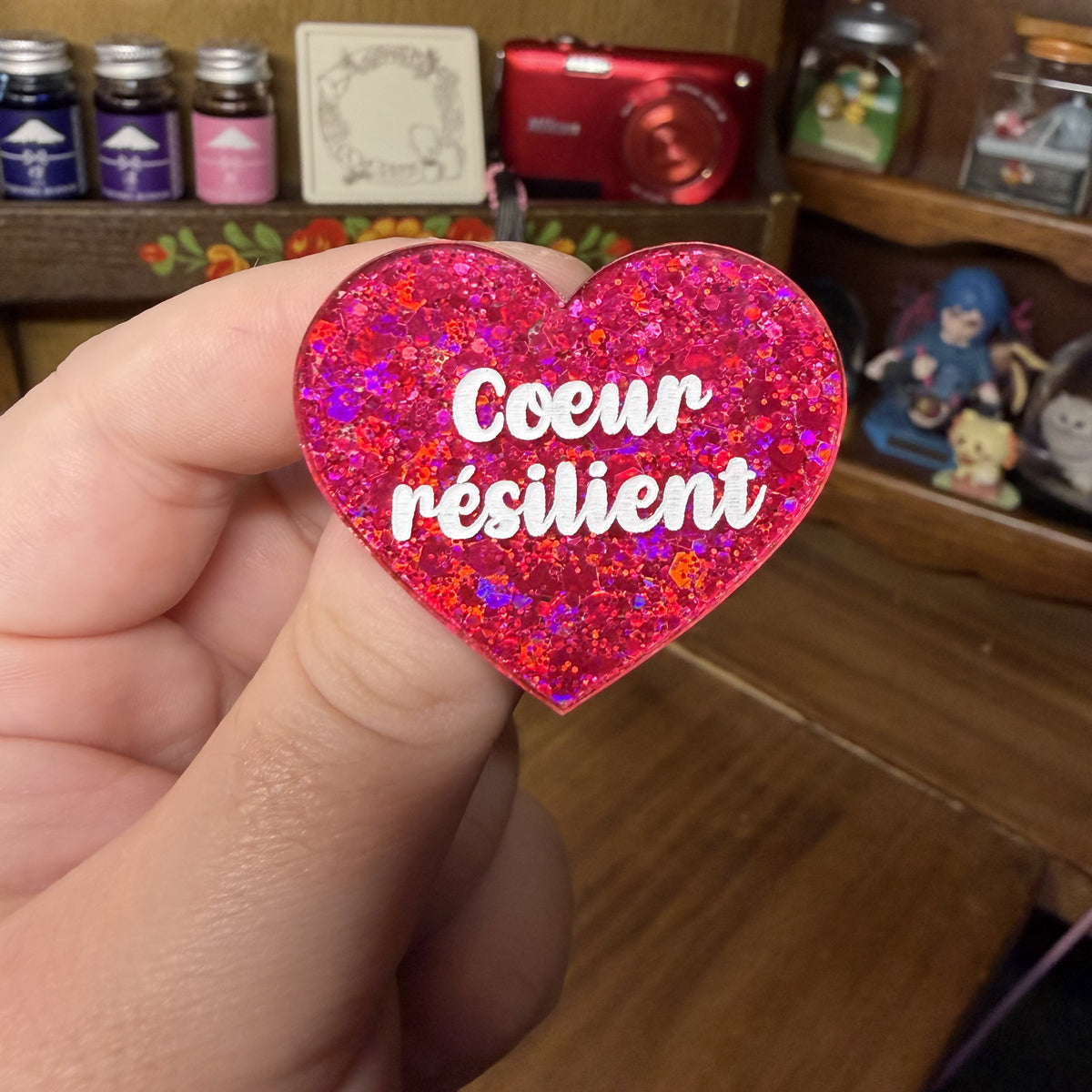 Broche "Coeur résilient" en acrylique à paillettes rouges