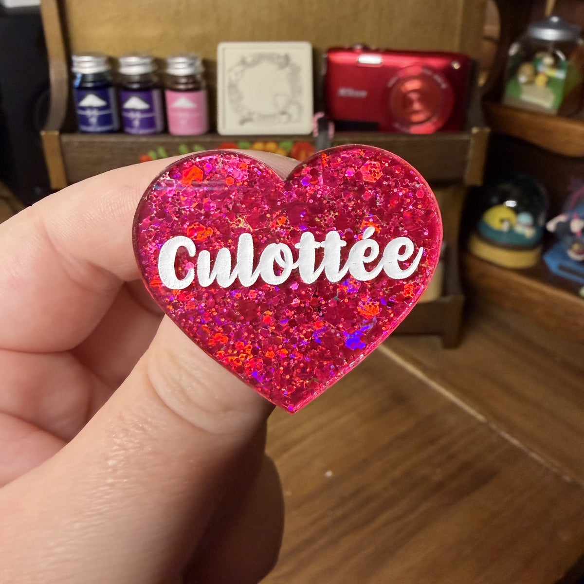 Broche "Culottée" en acrylique à paillettes rouges