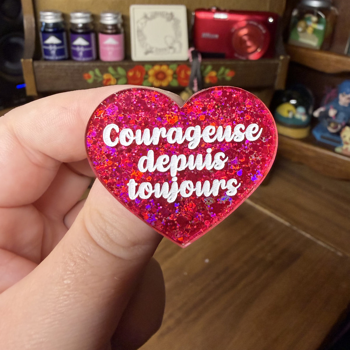 Broche "Courageuse depuis toujours" en acrylique à paillettes rouges