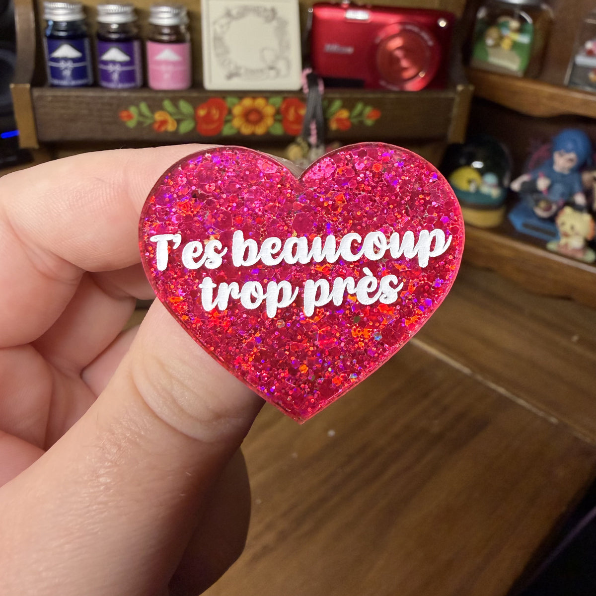 Broche "T'es beaucoup trop près" en acrylique à paillettes rouges