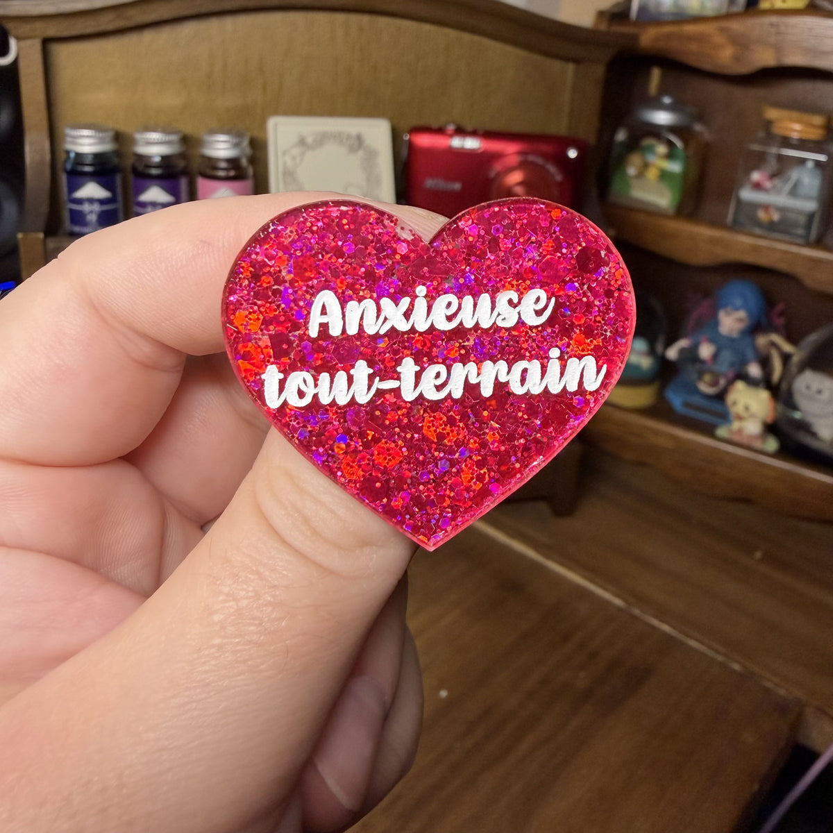 Broche "Anxieuse tout-terrain" en acrylique à paillettes rouges