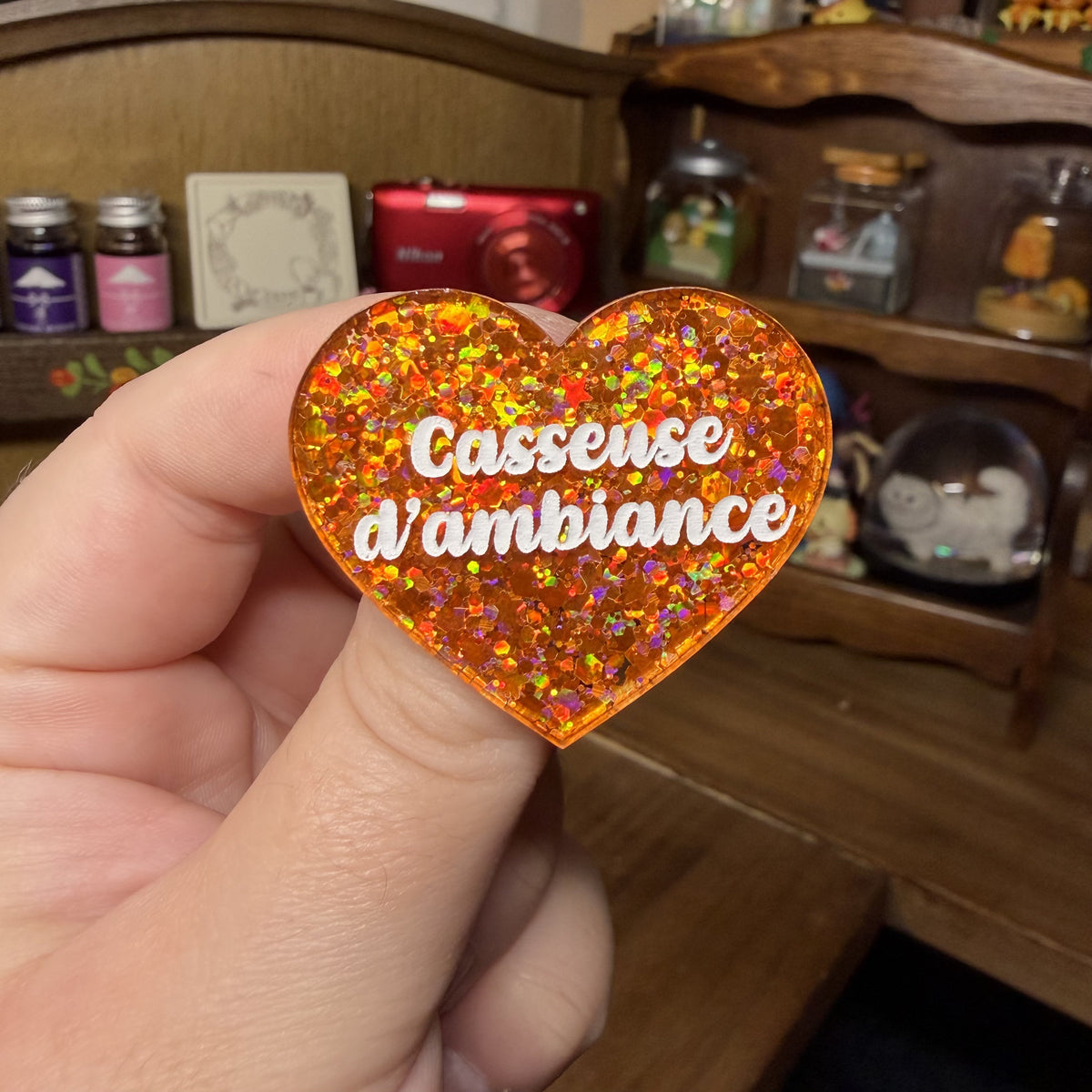 Broche "Casseuse d'ambiance" en acrylique à paillettes oranges