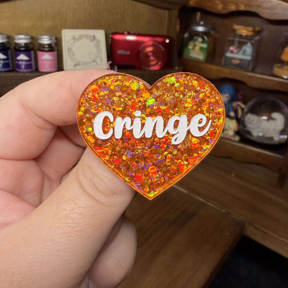 Broche "Cringe" en acrylique à paillettes oranges