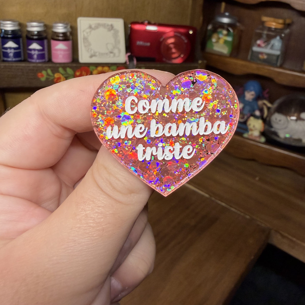 Broche "Comme une bamba" en acrylique semi transparente avec des paillettes corail