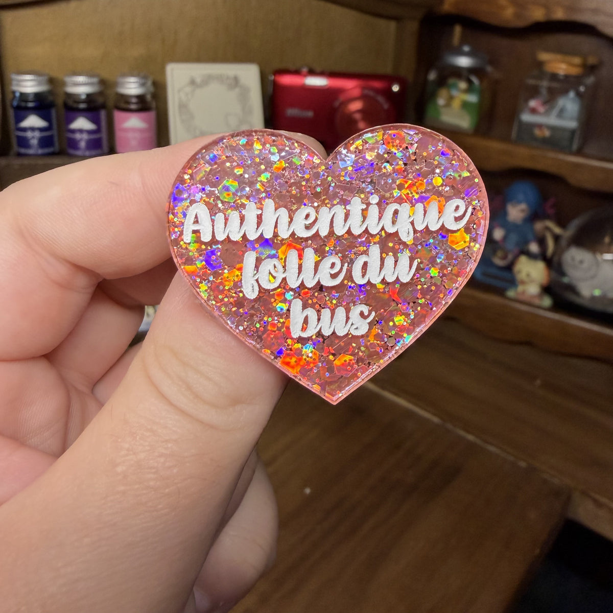 Broche "Authentique folle du bus" en acrylique semi transparente avec des paillettes corail