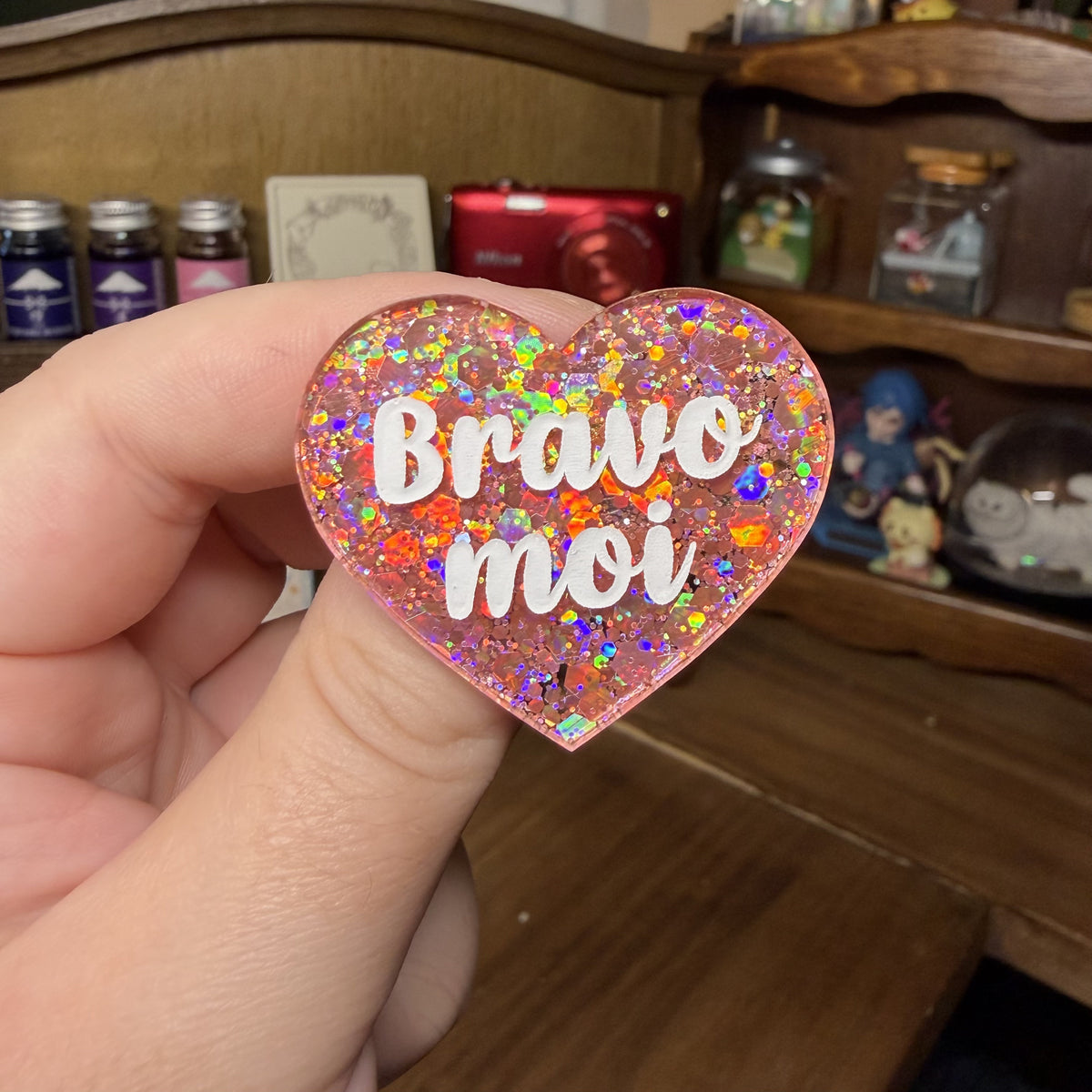 Broche "Bravo moi" en acrylique semi transparente avec des paillettes corail