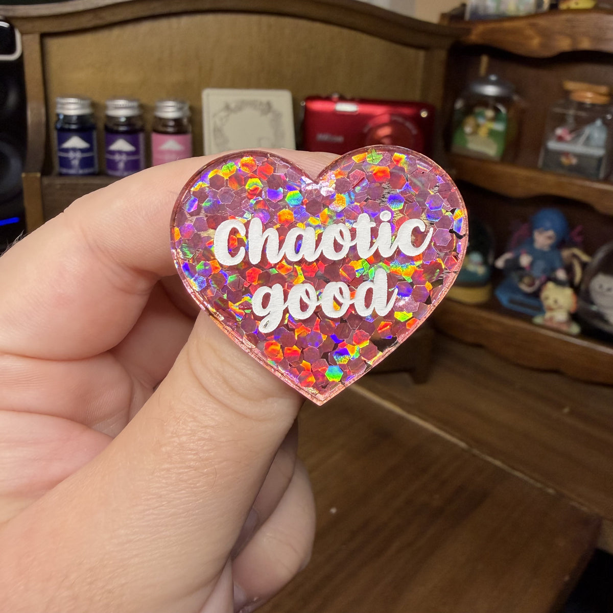 Broche "Chaotic good" en acrylique semi transparente avec des confettis corail