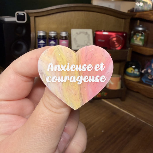 Broche "Anxieuse et courageuse" en acrylique marbrée corail, jaune et blanche à paillettes