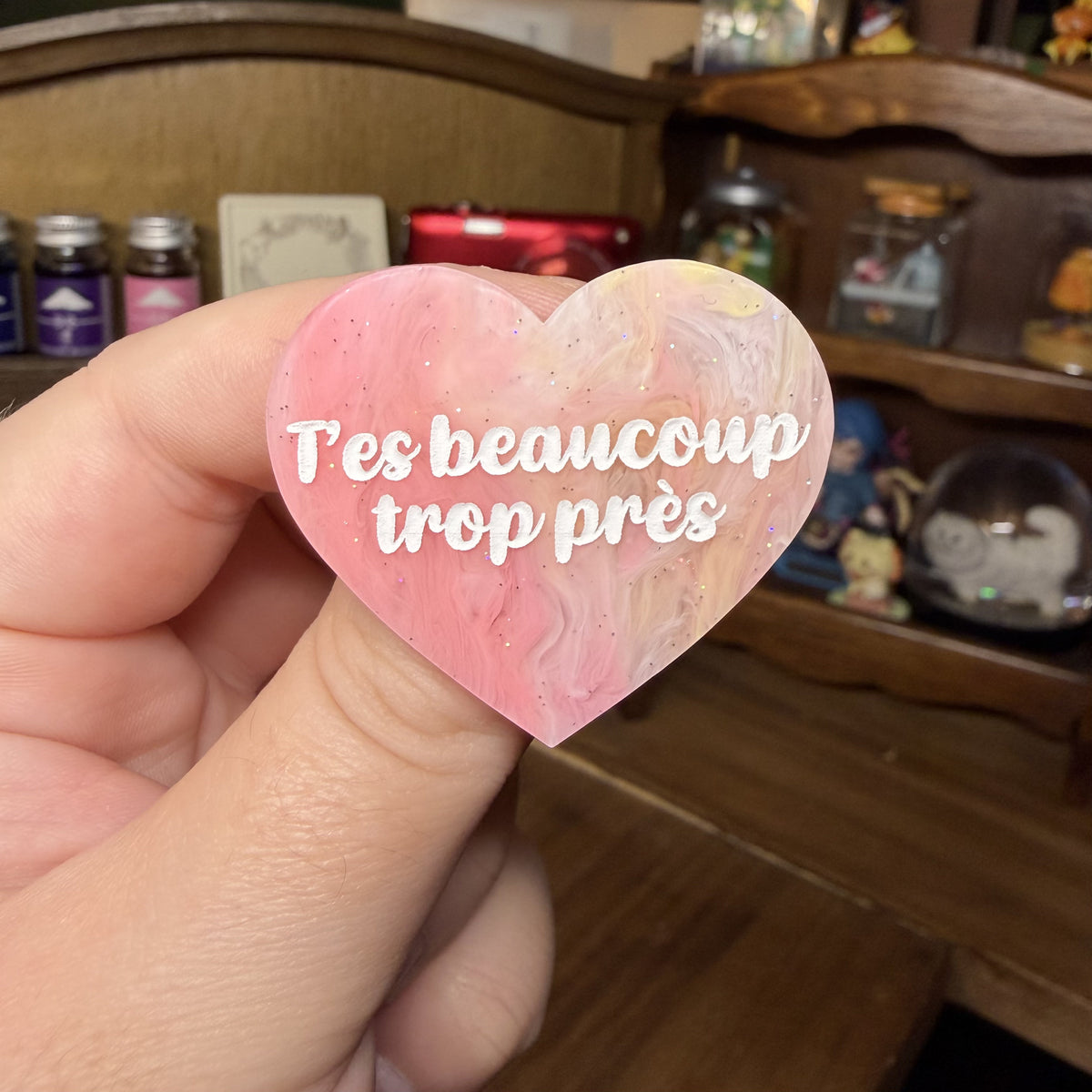 Broche "T'es beaucoup trop près" en acrylique marbrée corail, jaune et blanche à paillettes