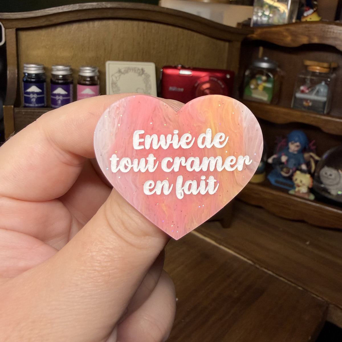 Broche "Envie de tout cramer en fait" en acrylique marbrée corail, jaune et blanche à paillettes