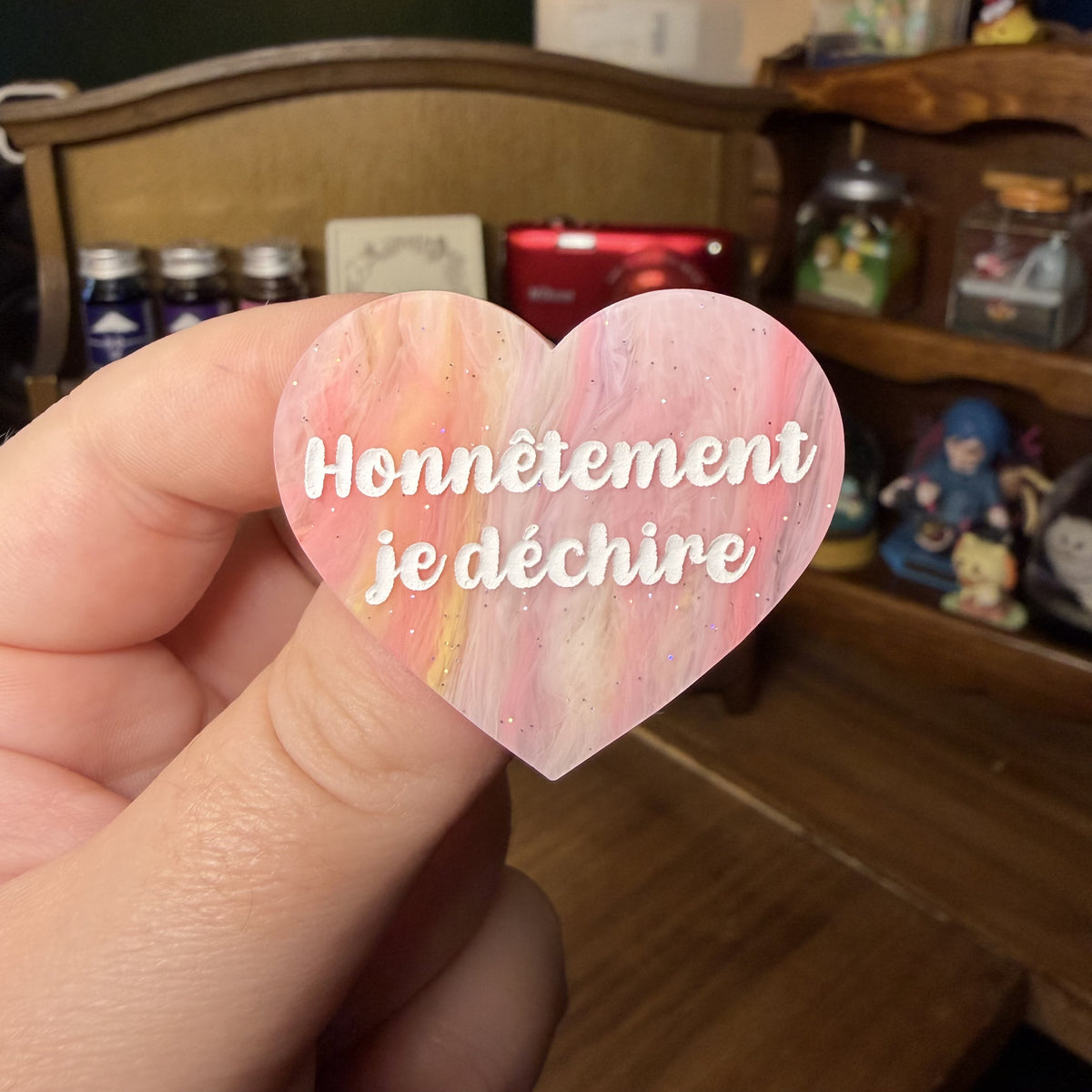 Broche "Honnêtement je déchire" en acrylique marbrée corail, jaune et blanche à paillettes