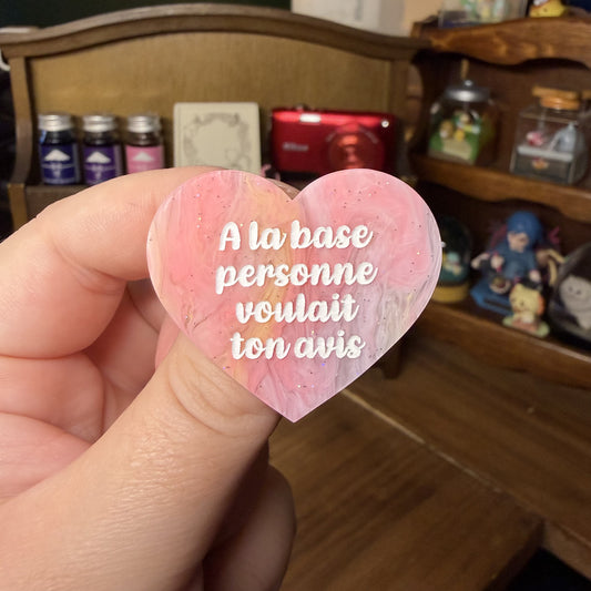 Broche "A la base personne voulait ton avis" en acrylique marbrée corail, jaune et blanche à paillettes