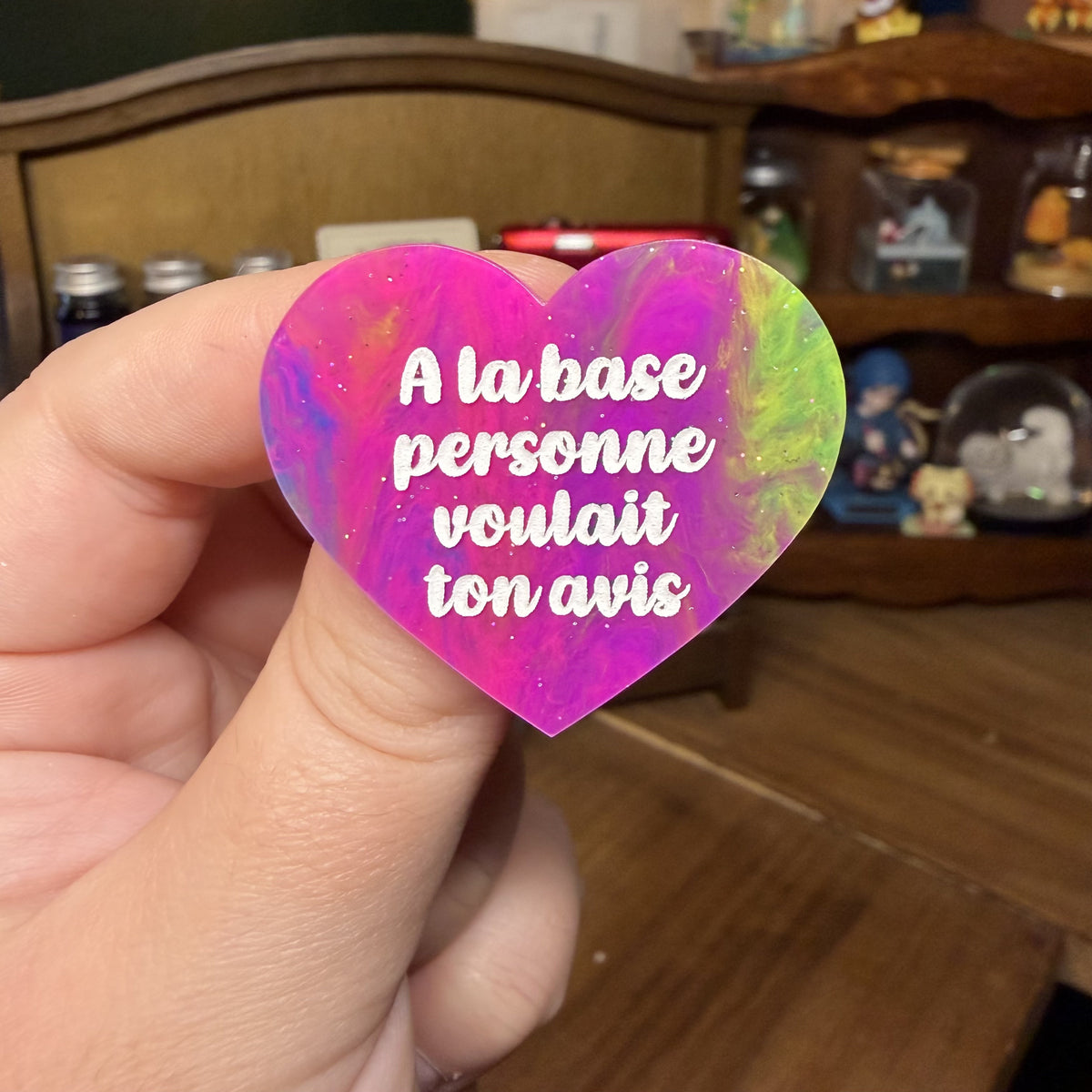 Broche "A la base personne voulait ton avis" en acrylique semi transparente marbrée multicolore