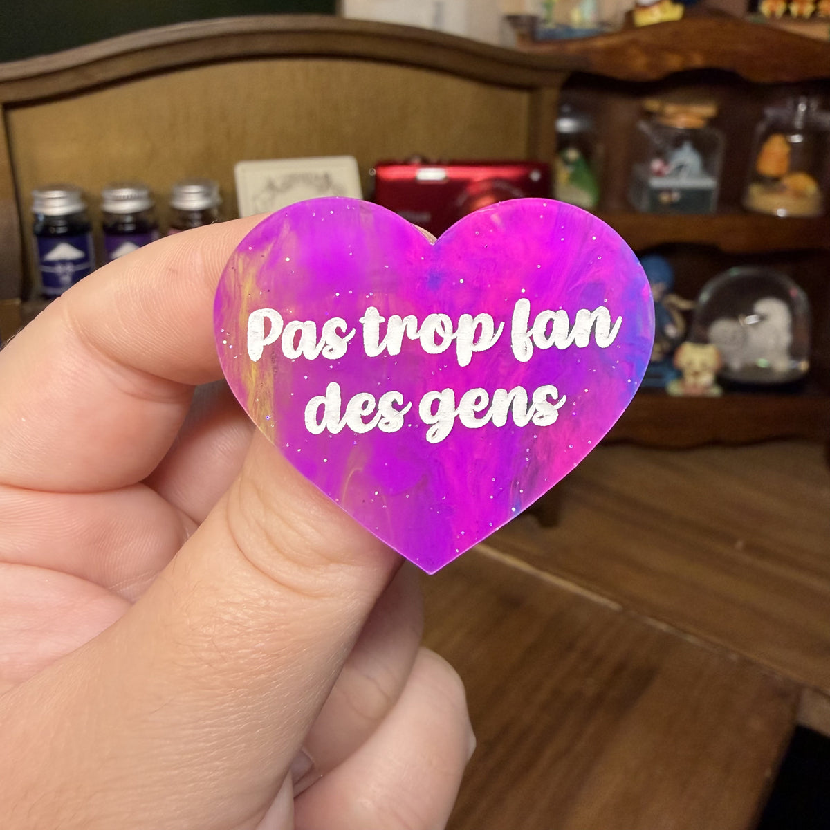 Broche "Pas trop fan des gens" en acrylique semi transparente marbrée multicolore
