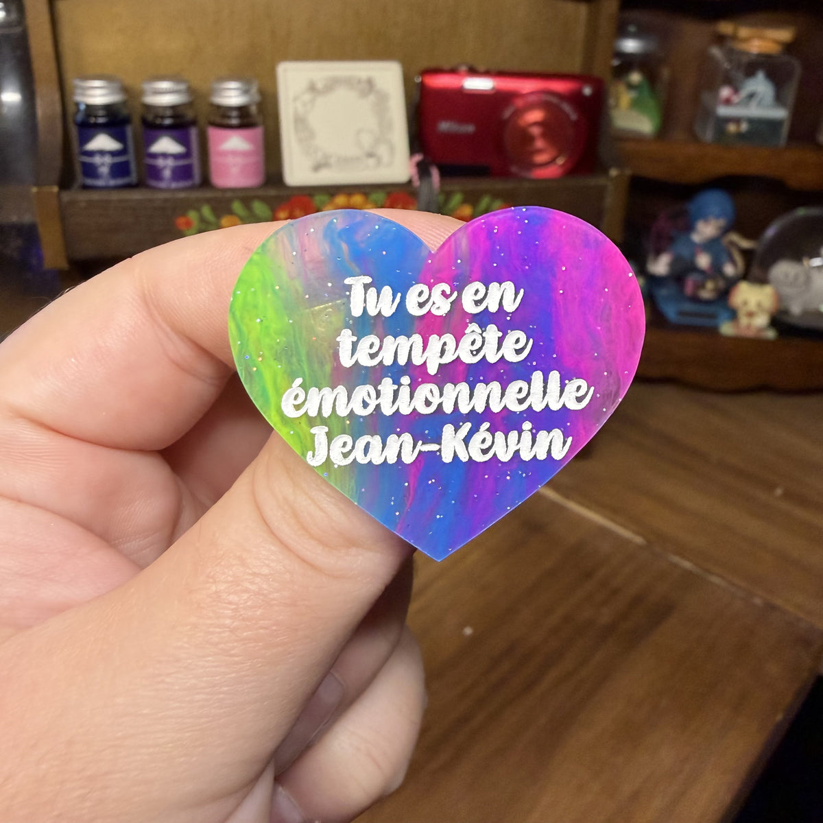 Broche "Tu es en tempête émotionnelle Jean-Kévin" en acrylique semi transparente marbrée multicolore