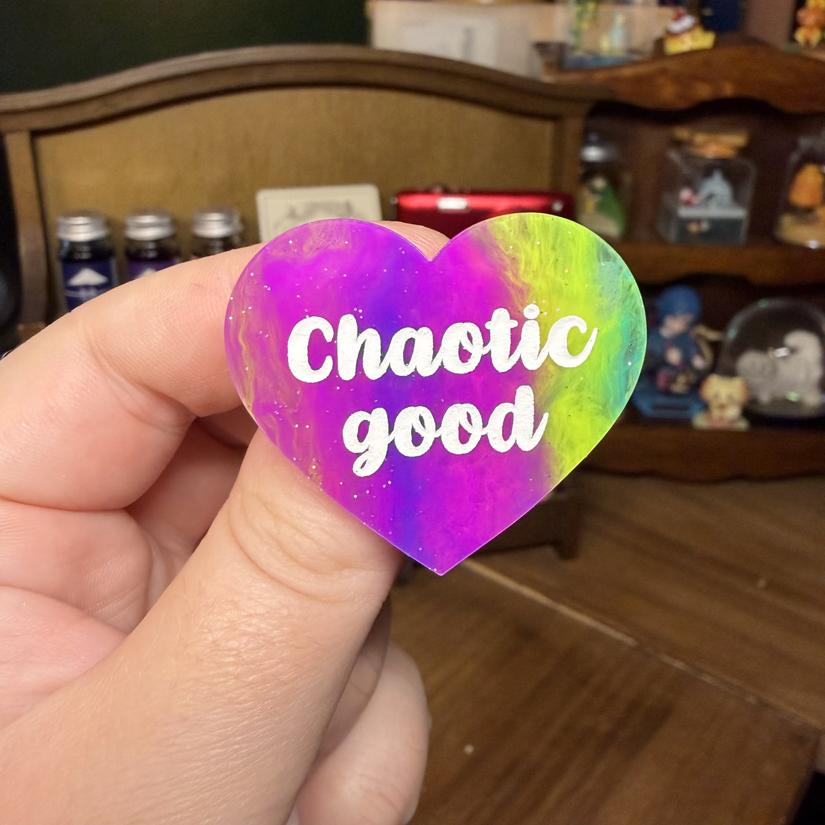 Broche "Chaotic good" en acrylique semi transparente marbrée multicolore