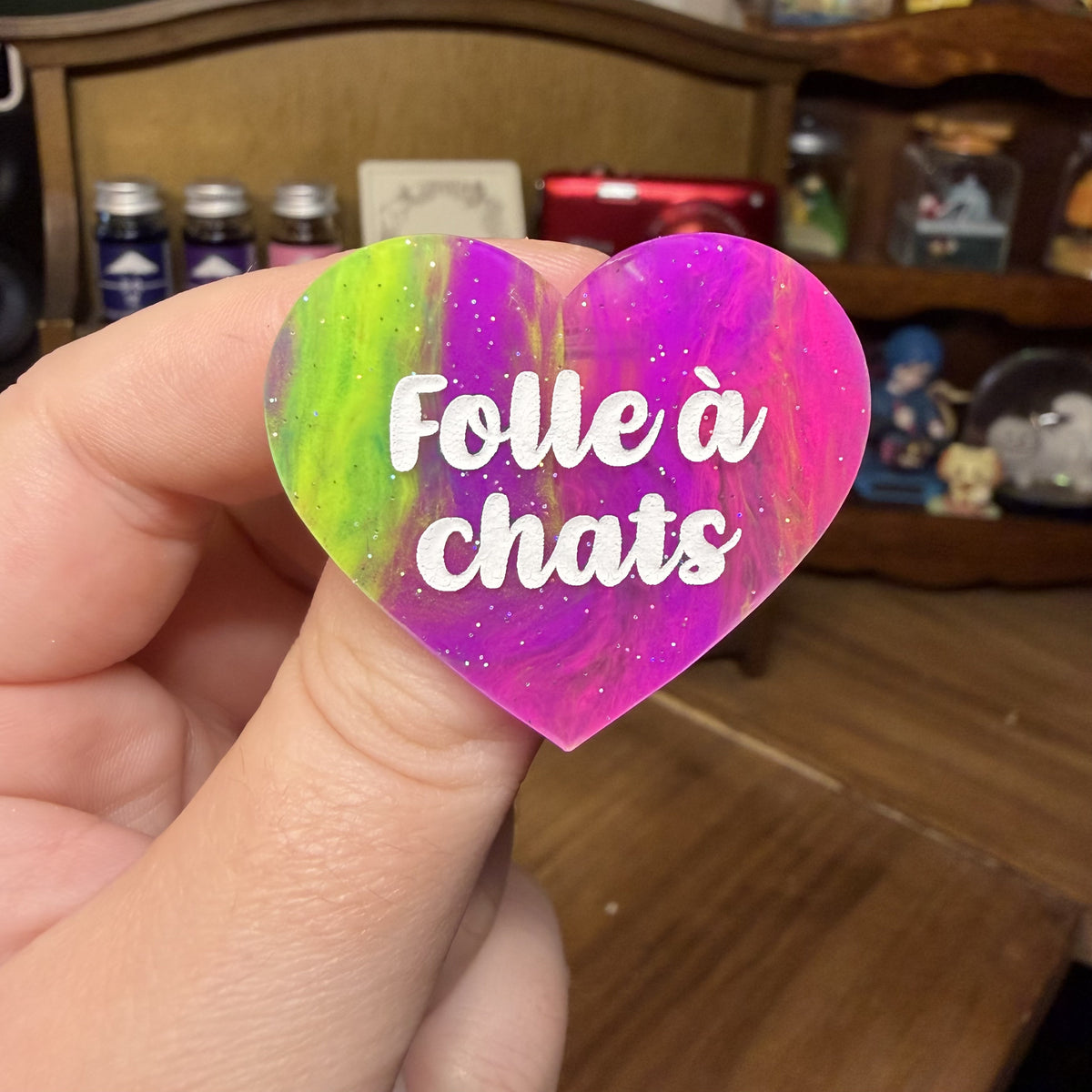 Broche "Folle à chats" en acrylique semi transparente marbrée multicolore