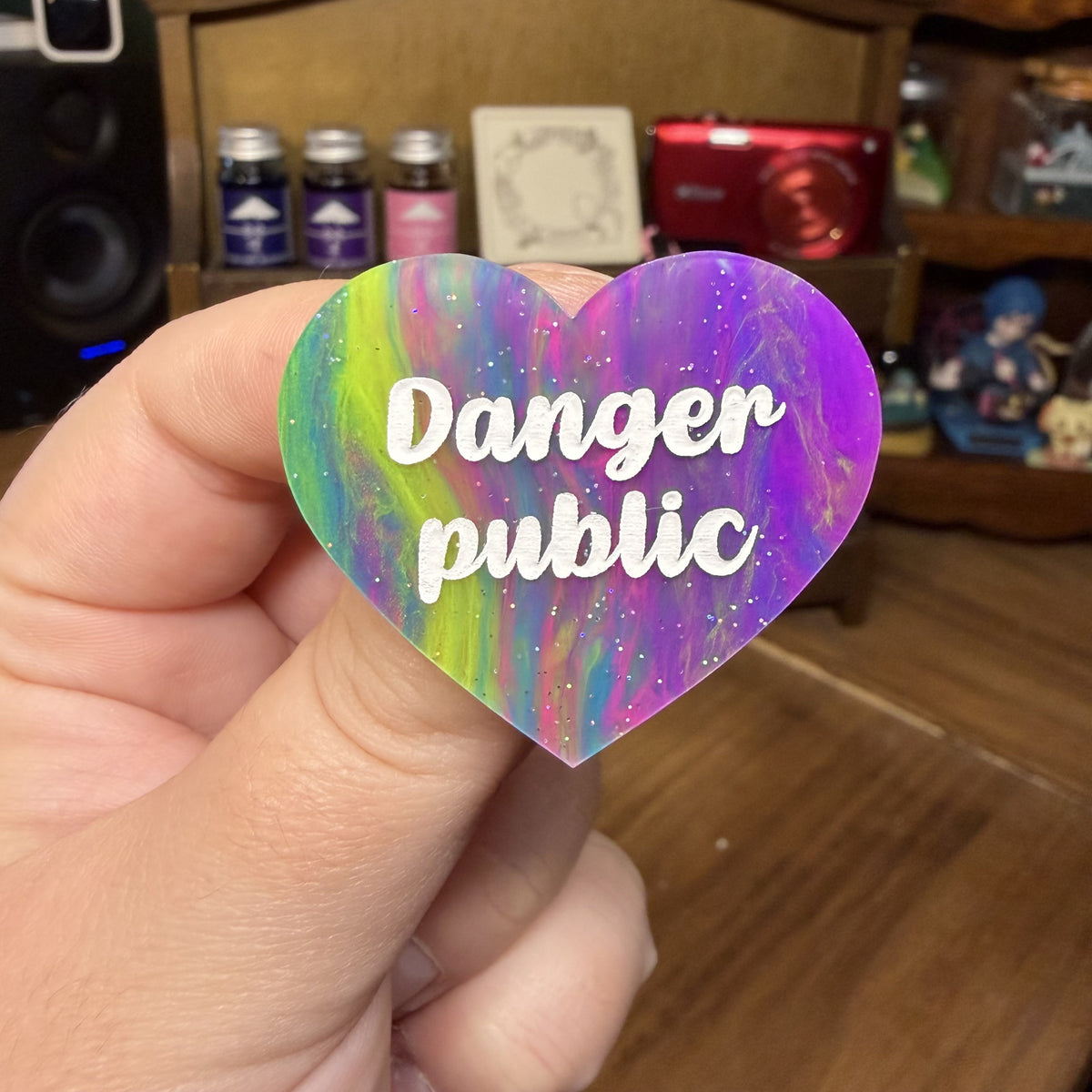 Broche "Danger public" en acrylique semi transparente marbrée multicolore