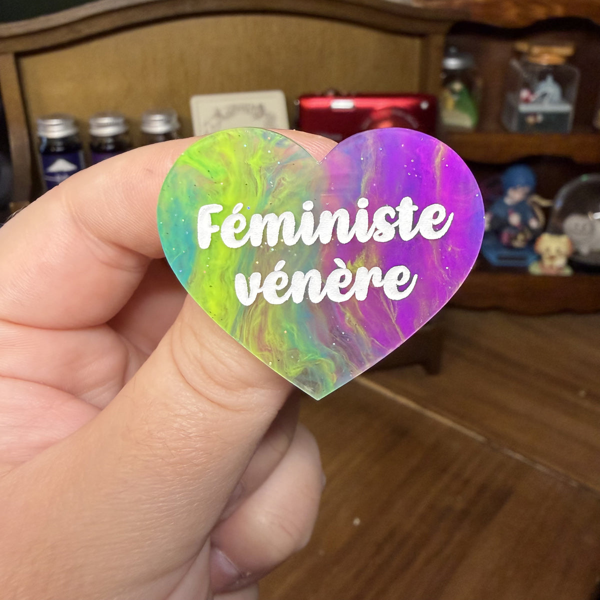Broche "Féministe vénère" en acrylique semi transparente marbrée multicolore